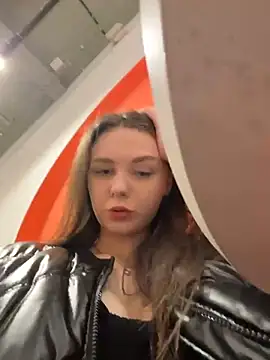 Snapshot of MilaBee chatting on May 10, 2026, 11:37 am MilaBee online show from May 10, 2026, 11:37 am
