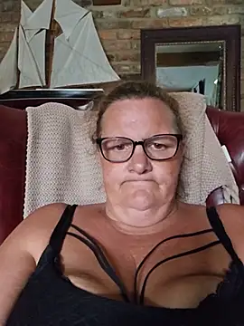 MissQueenBeex online show from July 6, 2026, 4:31 pm