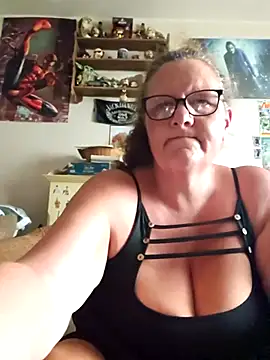 MissQueenBeex online show from August 4, 2026, 7:55 am