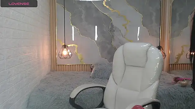 nei girl online show from October 14, 2025, 1:01 pm