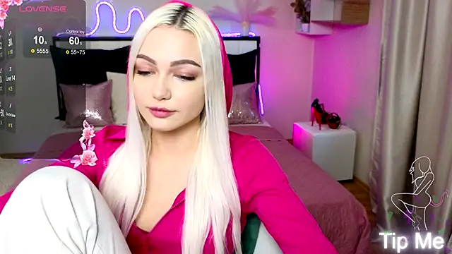 LinaLirian online show from October 17, 2025, 1:35 pm