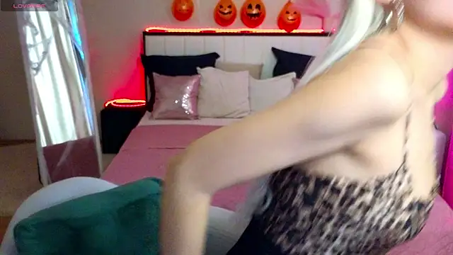 LinaLirian online show from October 26, 2025, 1:39 pm