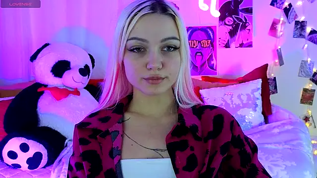 LinaLirian online show from November 18, 2025, 2:43 pm