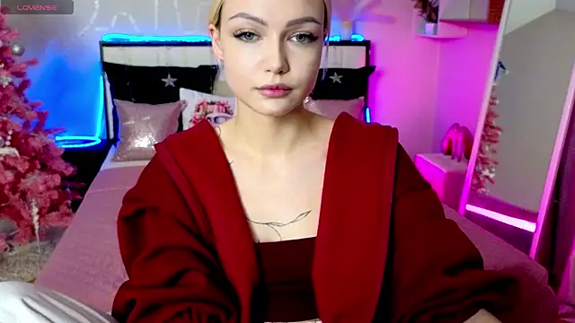 LinaLirian online show from December 13, 2025, 7:53 pm