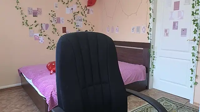 Snapshot of Ronda_Roni chatting on April 13, 2026, 5:13 am Ronda Roni online show from April 13, 2026, 5:13 am