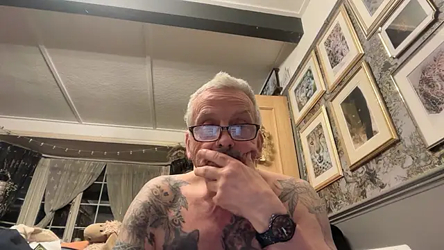 Snapshot of poggles chatting on March 3, 2026, 8:48 pm poggles online show from March 3, 2026, 8:48 pm