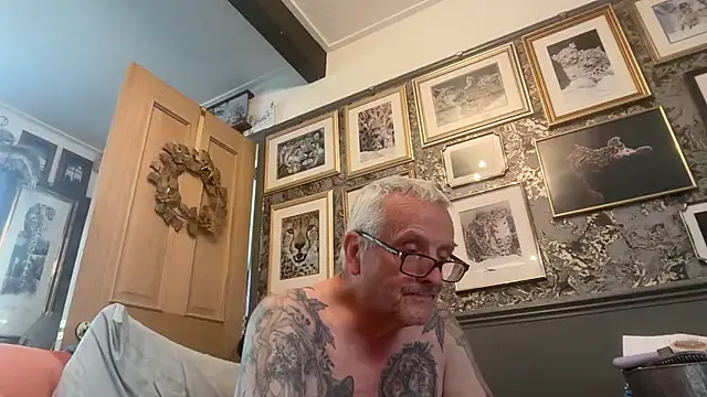 Snapshot of poggles chatting on July 10, 2026, 1:03 pm poggles online show from July 10, 2026, 1:03 pm