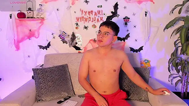 Snapshot of Young_Ben chatting on October 12, 2025, 11:59 pm Young Ben online show from October 12, 2025, 11:59 pm