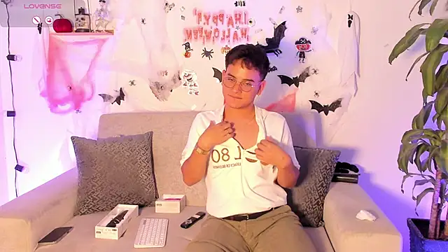 Snapshot of Young_Ben chatting on October 24, 2025, 1:03 am Young Ben online show from October 24, 2025, 1:03 am