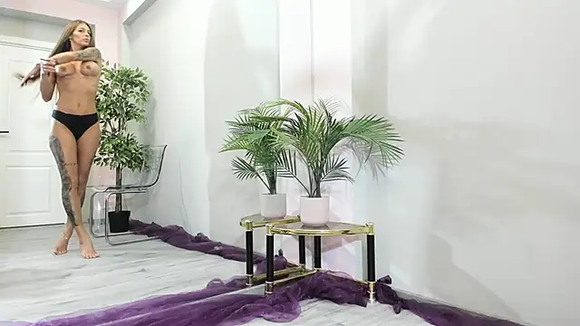 MayaHellen online show from December 14, 2025, 5:35 am