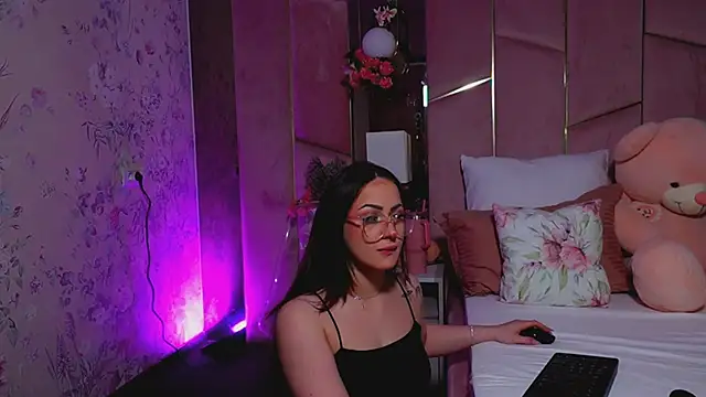 LucyLextonX online show from April 8, 2026, 2:44 am