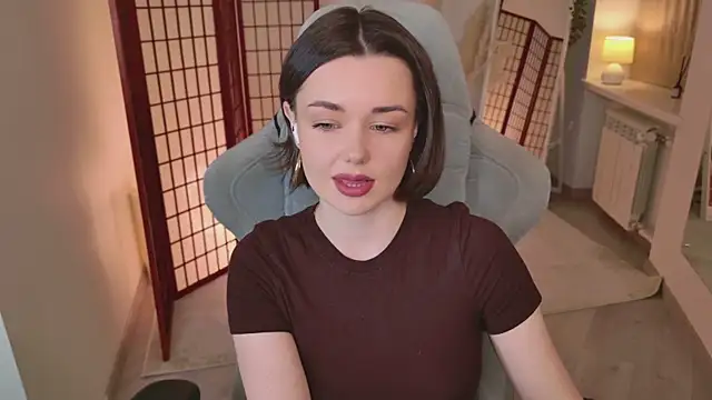 AvaFlower online show from November 18, 2025, 3:16 pm