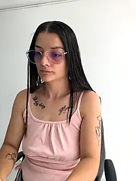 Coralinne   online show from April 2, 2026, 3:31 pm