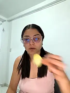 Coralinne   online show from April 14, 2026, 1:00 am