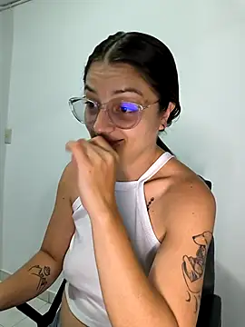 Coralinne   online show from April 22, 2026, 1:30 am