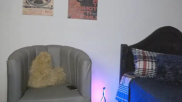 Snapshot of CoralieBronson chatting on February 21, 2026, 12:44 am CoralieBronson online show from February 21, 2026, 12:44 am