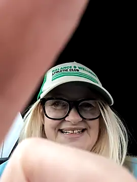 SuzieSub online show from October 21, 2025, 12:50 pm