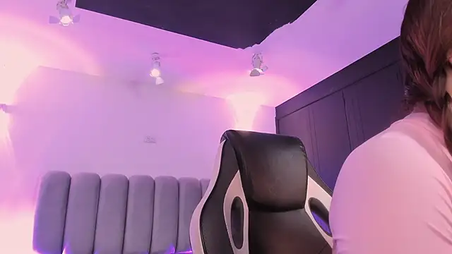 Snapshot of AlliceLover chatting on December 15, 2025, 11:36 am AlliceLover online show from December 15, 2025, 11:36 am