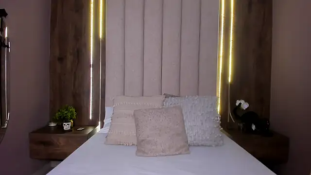 LucySalvatore  online show from October 11, 2025, 3:54 pm