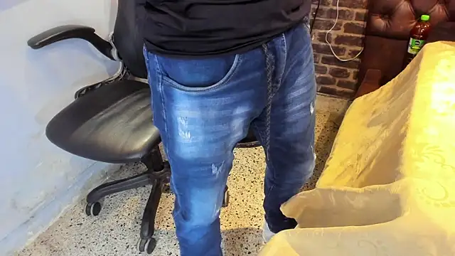 VinzenzRizzo online show from October 27, 2025, 5:33 am