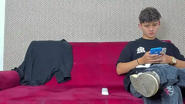 willy sexxx18 online show from February 25, 2026, 7:45 pm