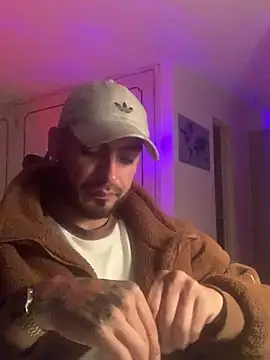 Snapshot of malek_xarx_ chatting on February 4, 2026, 5:35 am malek xarx online show from February 4, 2026, 5:35 am