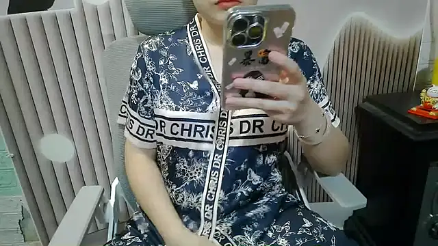 Snapshot of Emachiii chatting on September 26, 2025, 12:53 pm Emachiii online show from September 26, 2025, 12:53 pm