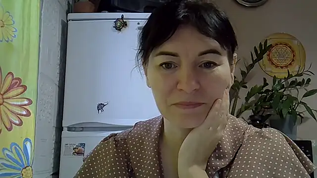 Krystal 82 online show from November 5, 2025, 9:09 am