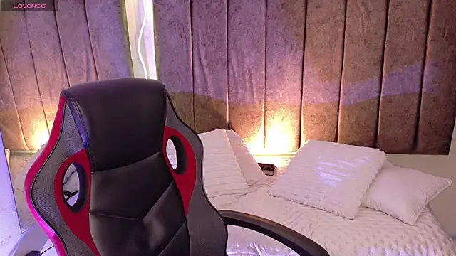 Megan  cole1 online show from October 8, 2025, 7:33 pm