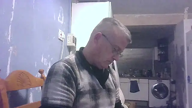 Snapshot of hefin18 chatting on December 3, 2025, 9:57 pm hefin18 online show from December 3, 2025, 9:57 pm