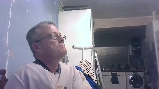 Snapshot of hefin18 chatting on December 18, 2025, 11:00 pm hefin18 online show from December 18, 2025, 11:00 pm