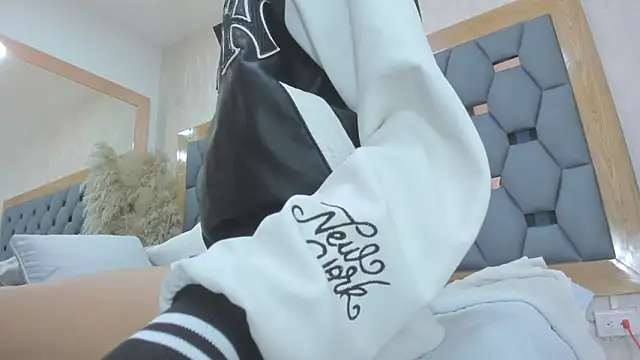 crystal sm online show from March 19, 2026, 3:10 am