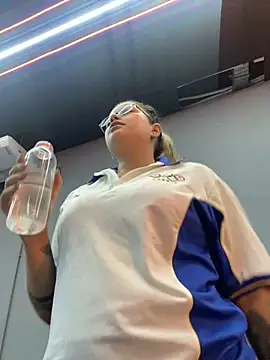 Snapshot of oizoe chatting on December 17, 2025, 7:31 pm oizoe online show from December 17, 2025, 7:31 pm