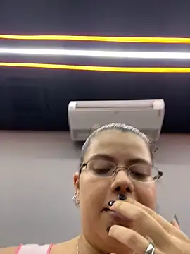 Snapshot of oizoe chatting on December 19, 2025, 6:59 pm oizoe online show from December 19, 2025, 6:59 pm