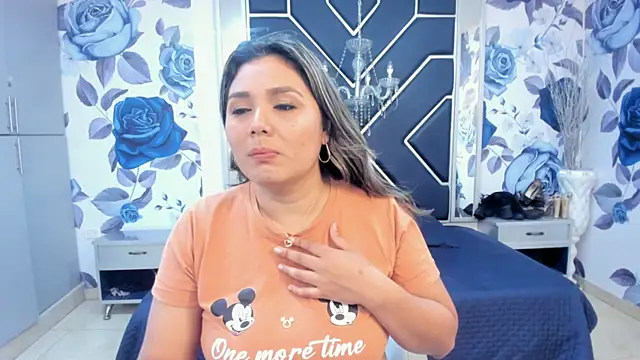 LatinaHoleQueen online show from October 11, 2025, 2:15 pm