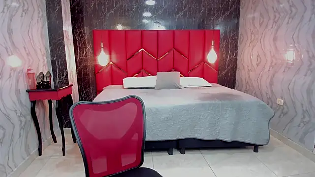 LatinaHoleQueen online show from February 25, 2026, 2:05 pm