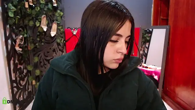 sofi lara28 online show from February 16, 2026, 1:29 pm