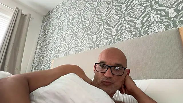 halfcastlad online show from November 10, 2025, 9:52 am