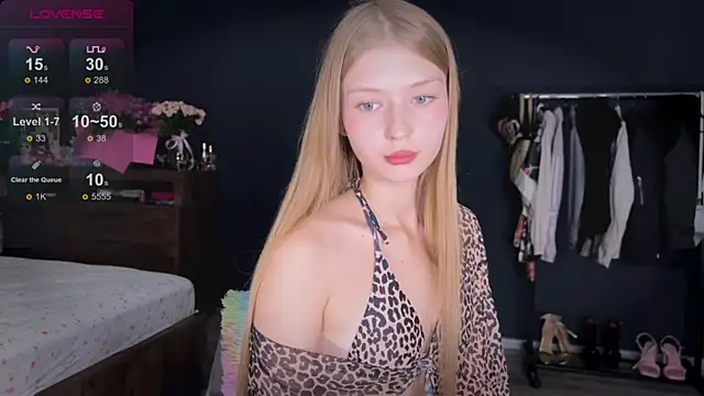 holylisssa online show from October 8, 2025, 4:04 pm