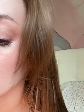 Rosie Holmes  online show from September 21, 2025, 11:23 am