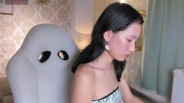 LilyThea online show from November 16, 2025, 10:04 pm