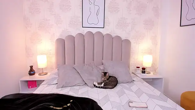 Snapshot of ShaynaHosk chatting on September 8, 2025, 8:19 pm ShaynaHosk online show from September 8, 2025, 8:19 pm