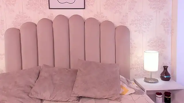 Snapshot of ShaynaHosk chatting on October 17, 2025, 1:46 pm ShaynaHosk online show from October 17, 2025, 1:46 pm