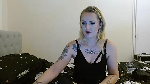 EmiWinters23 online show from October 28, 2025, 9:39 pm