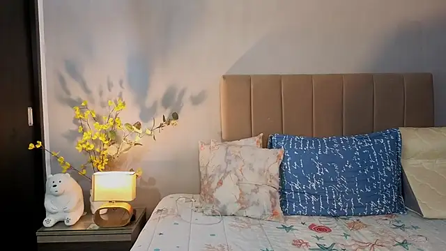 Penelophe01 online show from February 25, 2026, 7:01 pm