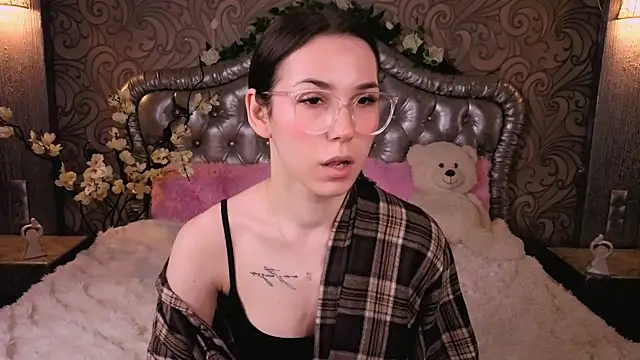 -CindyLou online show from February 17, 2026, 5:26 am