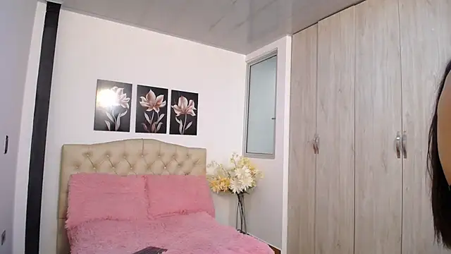 pinky f00x online show from April 16, 2026, 9:39 pm