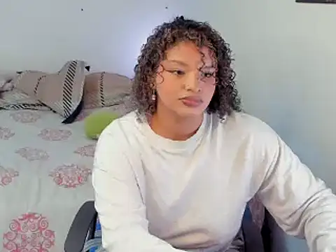 chloe kisses online show from April 2, 2026, 12:03 pm