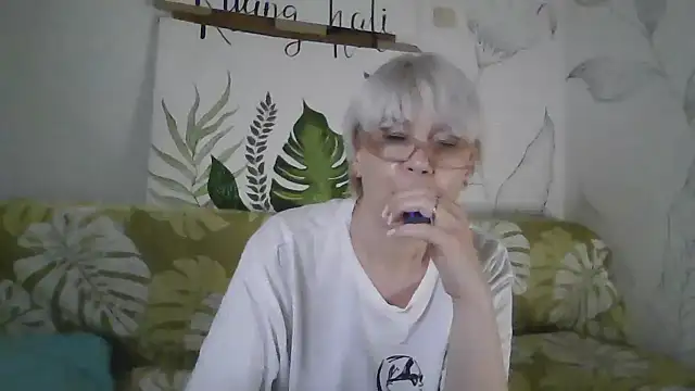 Catty Lady online show from November 12, 2025, 5:57 pm