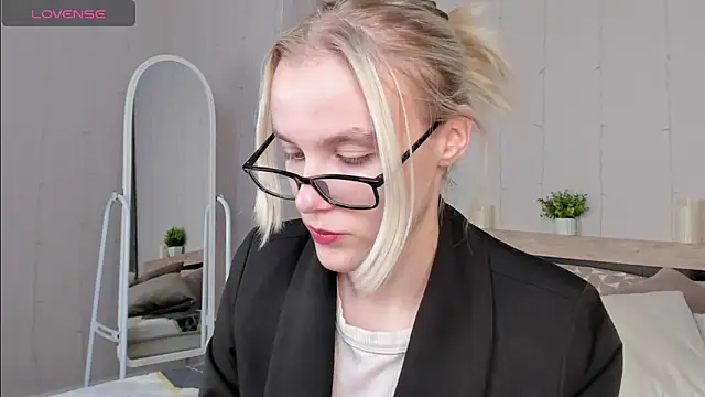 Snapshot of Carolin_Miller chatting on September 23, 2025, 6:16 am Carolin Miller online show from September 23, 2025, 6:16 am